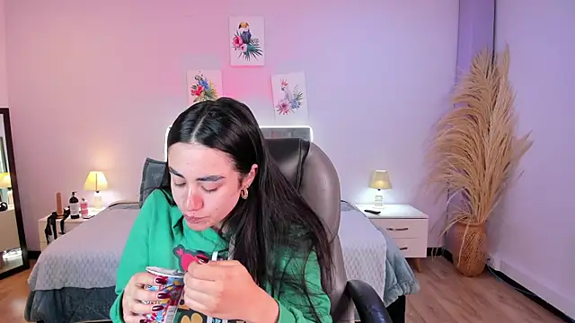 Icysweetcam online show from April 17, 2026, 12:19 pm