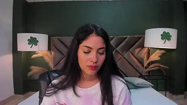 Snapshot of Mia_Elowen chatting on March 18, 2025, 1:02 am Mia Elowen online show from March 18, 2025, 1:02 am