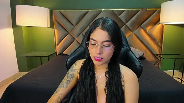 Snapshot of Mia_Elowen chatting on October 17, 2025, 10:44 pm Mia Elowen online show from October 17, 2025, 10:44 pm