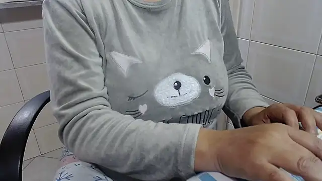 Snapshot of Foxlady2271 chatting on November 9, 2025, 9:24 am Foxlady2271 online show from November 9, 2025, 9:24 am