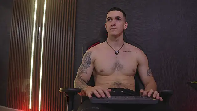 JacksonOlsenn online show from April 8, 2026, 8:43 pm