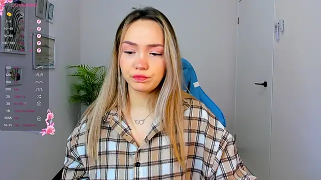 Snapshot of Evia_r0se chatting on December 20, 2024, 2:19 am Evia r0se online show from December 20, 2024, 2:19 am