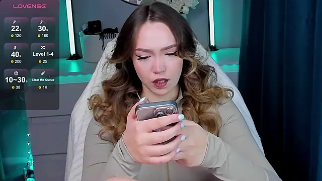 Snapshot of Evia_r0se chatting on October 6, 2025, 9:43 am Evia r0se online show from October 6, 2025, 9:43 am