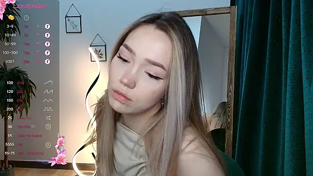 Snapshot of Evia_r0se chatting on December 5, 2024, 5:32 am Evia r0se online show from December 5, 2024, 5:32 am