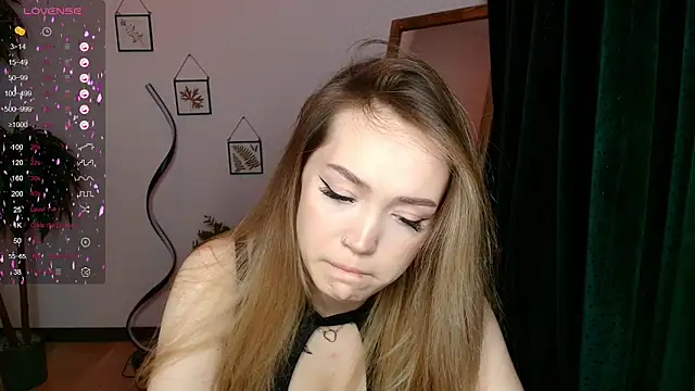 Snapshot of Evia_r0se chatting on January 22, 2025, 10:50 am Evia r0se online show from January 22, 2025, 10:50 am