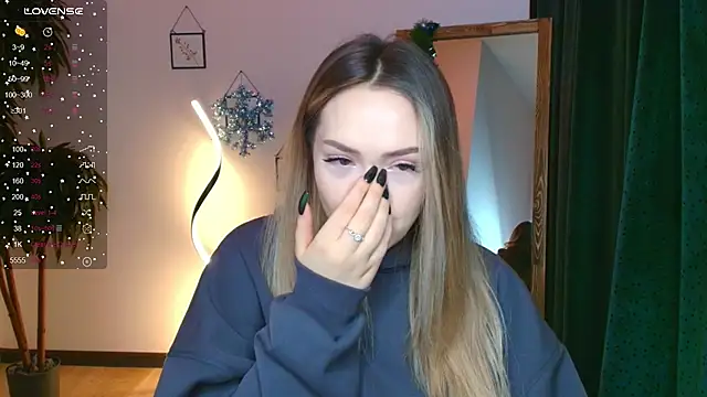 Snapshot of Evia_r0se chatting on January 3, 2025, 8:21 am Evia r0se online show from January 3, 2025, 8:21 am