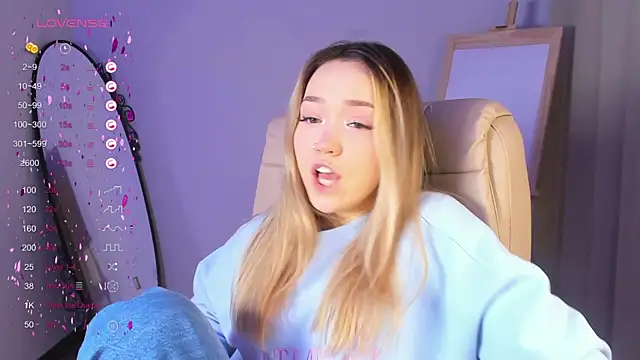 Snapshot of Evia_r0se chatting on January 14, 2025, 5:30 am Evia r0se online show from January 14, 2025, 5:30 am