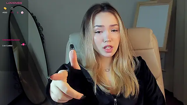 Snapshot of Evia_r0se chatting on January 17, 2025, 8:34 am Evia r0se online show from January 17, 2025, 8:34 am