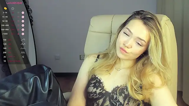 Snapshot of Evia_r0se chatting on January 18, 2025, 11:21 am Evia r0se online show from January 18, 2025, 11:21 am