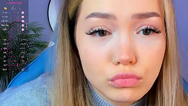 Snapshot of Evia_r0se chatting on January 5, 2025, 8:00 am Evia r0se online show from January 5, 2025, 8:00 am