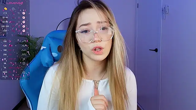 Snapshot of Evia_r0se chatting on January 26, 2025, 7:32 am Evia r0se online show from January 26, 2025, 7:32 am