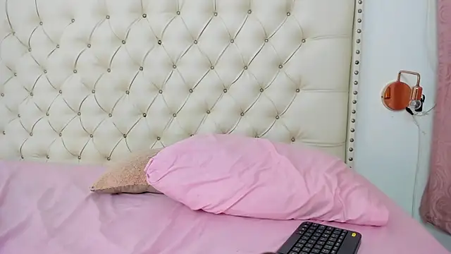 Kim Eli online show from February 5, 2025, 10:55 pm