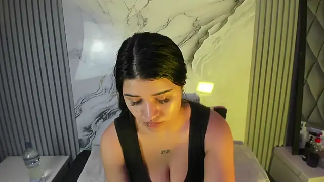 venusowen  online show from February 15, 2026, 12:15 pm