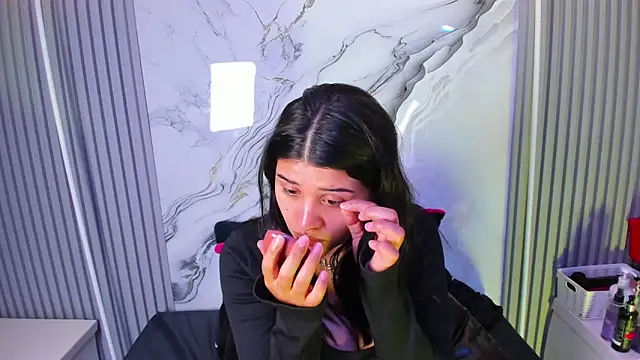 venusowen  online show from April 7, 2026, 1:24 pm