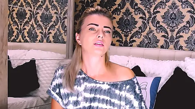 Aly girl1 online show from September 18, 2025, 7:11 am