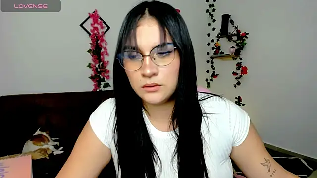 Snapshot of Emic_ chatting on February 26, 2025, 7:21 pm Emic online show from February 26, 2025, 7:21 pm