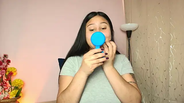 Snapshot of Little_Ivy chatting on February 10, 2026, 3:44 pm Little Ivy online show from February 10, 2026, 3:44 pm