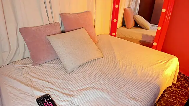 Snapshot of Little_Ivy chatting on February 18, 2026, 7:21 pm Little Ivy online show from February 18, 2026, 7:21 pm