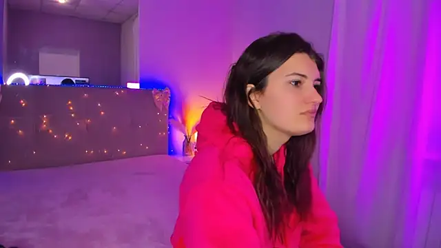 Laura Leee online show from April 11, 2026, 4:42 am