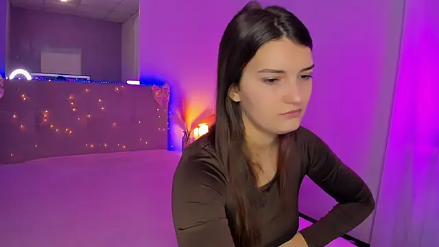 Laura Leee online show from April 3, 2026, 4:52 am