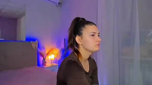 Laura Leee online show from March 18, 2026, 5:43 am