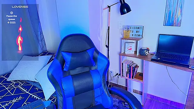 Snapshot of aron_wi chatting on December 17, 2025, 10:04 pm aron wi online show from December 17, 2025, 10:04 pm