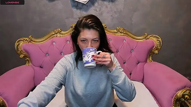 Snapshot of DivinSandra chatting on May 5, 2026, 6:05 am DivinSandra online show from May 5, 2026, 6:05 am