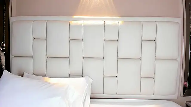 Snapshot of AvyMilton chatting on February 11, 2026, 11:43 am AvyMilton online show from February 11, 2026, 11:43 am