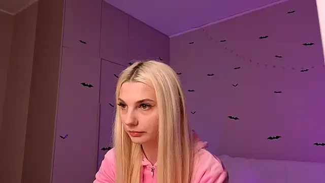 Snapshot of LoveLuna_ chatting on October 16, 2025, 4:04 pm LoveLuna online show from October 16, 2025, 4:04 pm