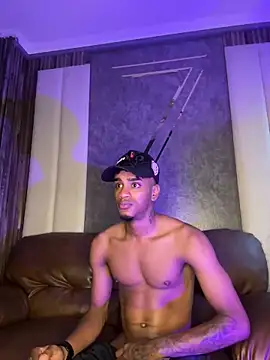 Snapshot of AaronCruz_ chatting on March 20, 2025, 7:57 pm AaronCruz online show from March 20, 2025, 7:57 pm