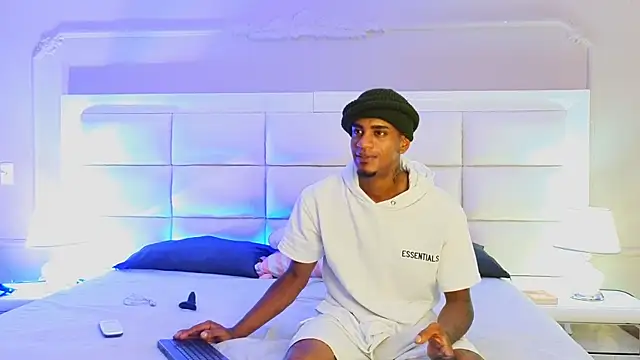 AaronCruz  online show from April 21, 2026, 9:54 pm