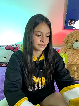 Snapshot of LucyEvans_ chatting on November 19, 2025, 4:12 am LucyEvans online show from November 19, 2025, 4:12 am