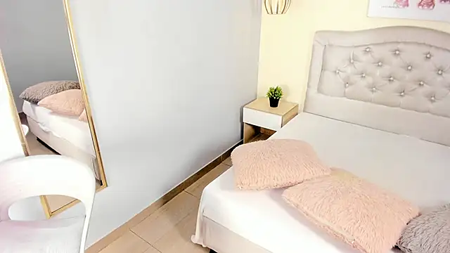 escarleth   online show from March 6, 2026, 12:22 pm