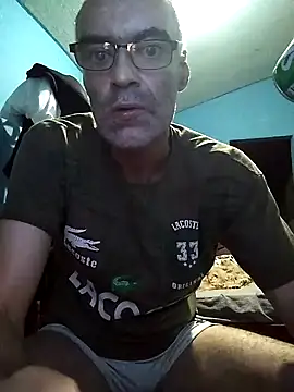 hugosafado333 online show from March 7, 2025, 4:02 am