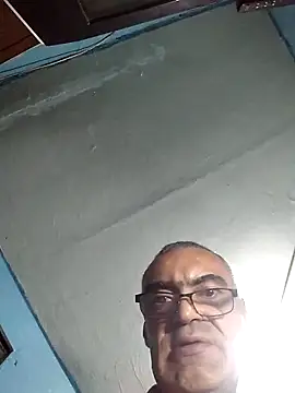 hugosafado333 online show from March 3, 2025, 2:54 am