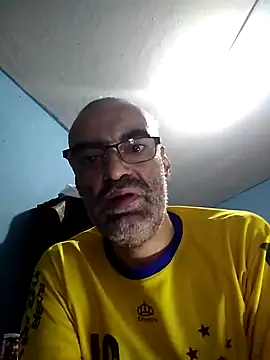 hugosafado333 online show from February 14, 2025, 5:19 am