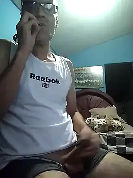 hugosafado333 online show from February 26, 2025, 5:13 am