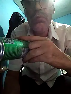 hugosafado333 online show from March 8, 2025, 2:34 am