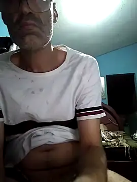 hugosafado333 online show from February 9, 2025, 6:01 am