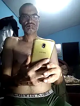 hugosafado333 online show from February 10, 2025, 5:58 am