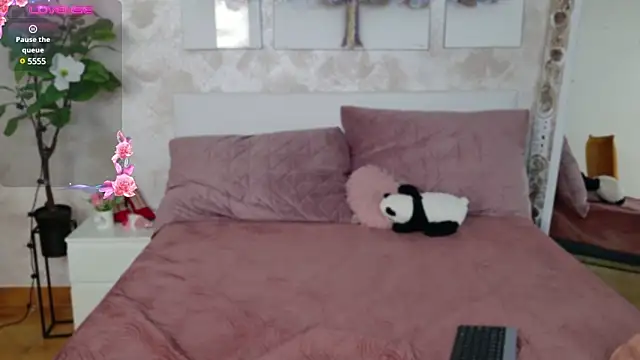 Snapshot of MilaTeenX chatting on March 11, 2025, 8:08 am MilaTeenX online show from March 11, 2025, 8:08 am