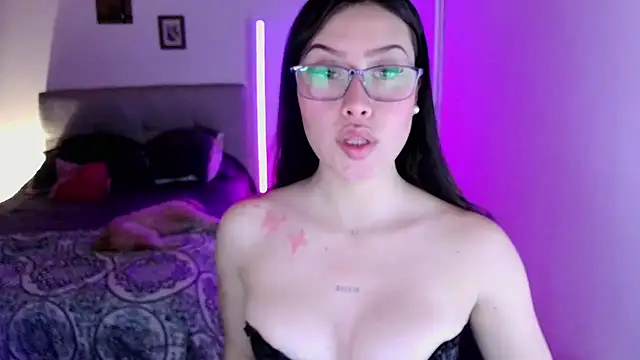 Snapshot of Emilyswan04 chatting on October 7, 2025, 12:00 am Emilyswan04 online show from October 7, 2025, 12:00 am