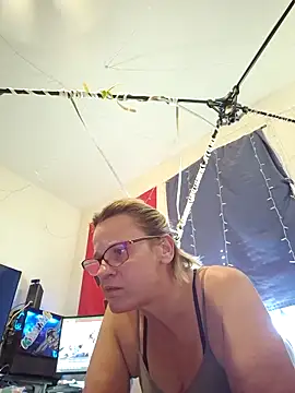 Snapshot of lit702 chatting on October 29, 2025, 10:20 pm lit702 online show from October 29, 2025, 10:20 pm