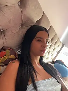 Laura fernandezII online show from November 29, 2025, 4:51 pm