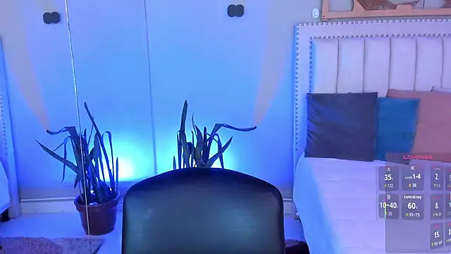 LenaRuiz  online show from March 12, 2026, 12:09 pm