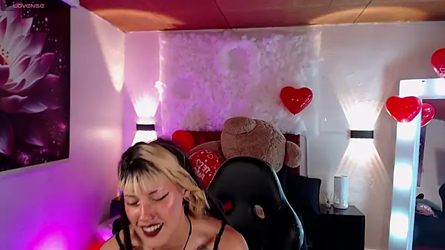 Snapshot of _sharlotte777 chatting on February 18, 2025, 7:19 pm sharlotte777 online show from February 18, 2025, 7:19 pm