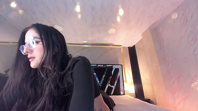 Snapshot of Princess_Violett chatting on October 29, 2025, 3:00 pm Princess Violett online show from October 29, 2025, 3:00 pm