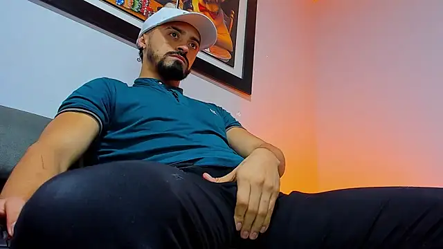 Snapshot of MAXIMUS_MASTE3 chatting on October 26, 2025, 8:09 pm MAXIMUS MASTE3 online show from October 26, 2025, 8:09 pm