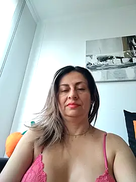 Latiinvenushot online show from October 10, 2025, 2:18 pm