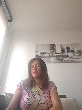 Latiinvenushot online show from November 28, 2025, 3:23 pm